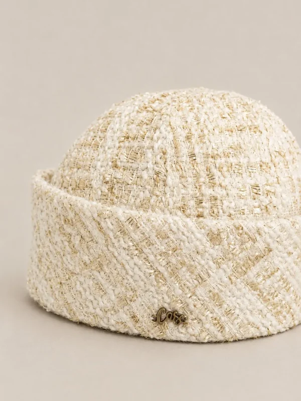 kate-angele-blanc-doré-chapeau